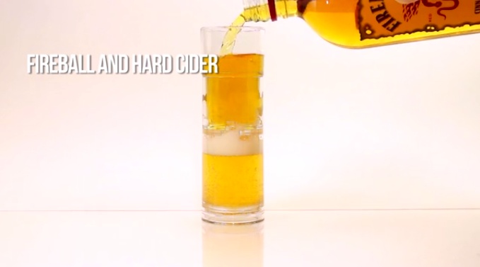 色がきれい、2種類のお酒を上下に分けて入れるグラス Snapshotr 