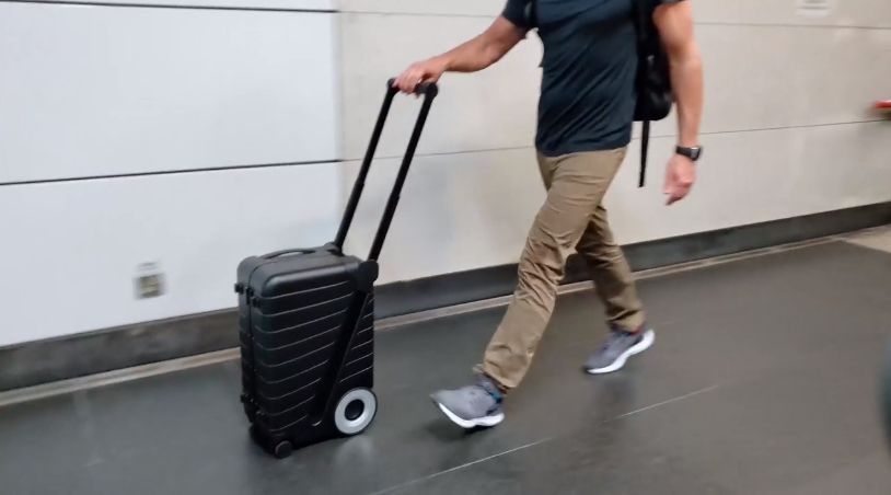 スーツケースを「押して」運ぶことで、旅行時の移動疲れを軽減する 