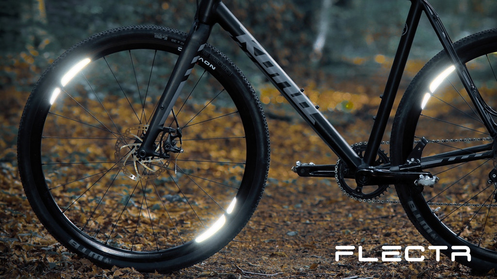 自転車の反射板をやめてタイヤに貼り付ける。視認性が高く、おまけにスタイリッシュ FLECTR 360 WING(フレクター) |  Kickstarter fan!